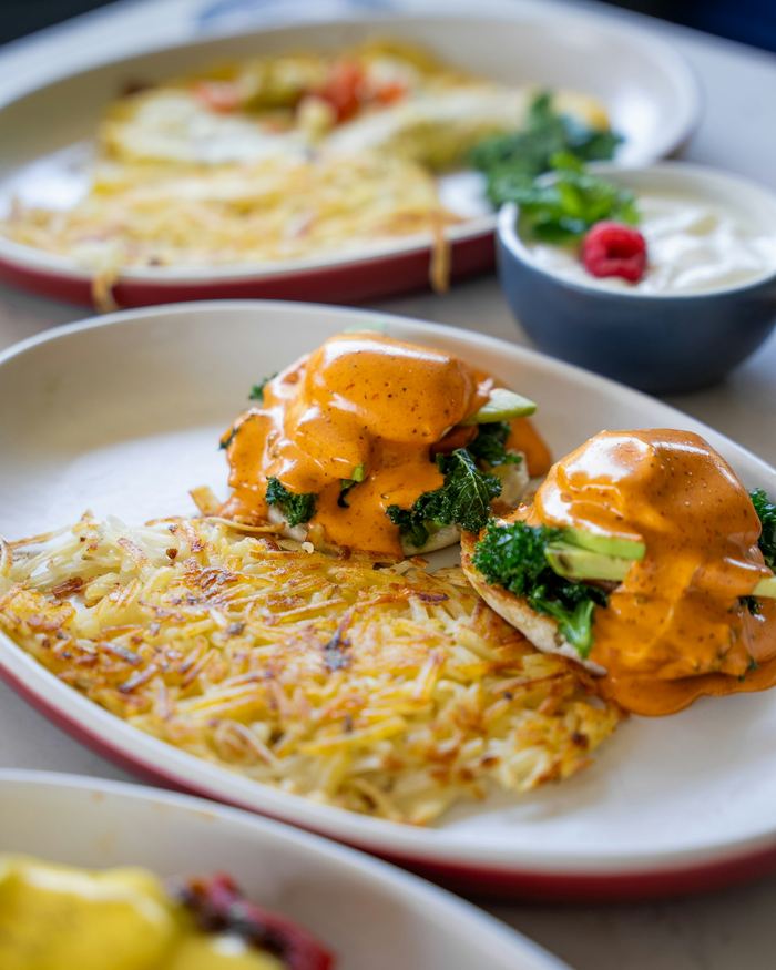 Eggs benedict with hash browns